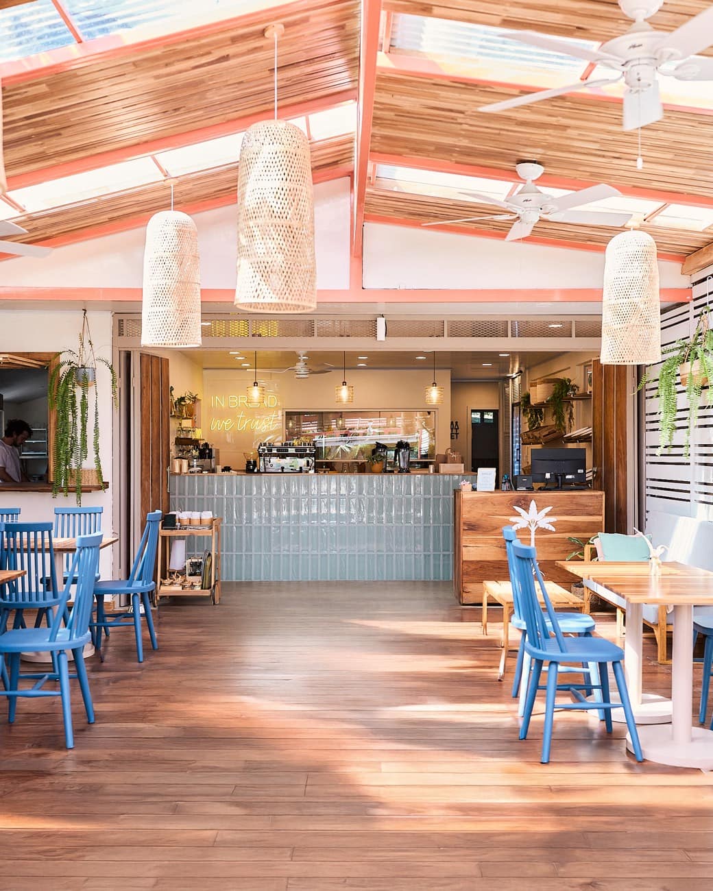 Interior Baya Baya Café — terraza con sillas azules y barra de especialidad