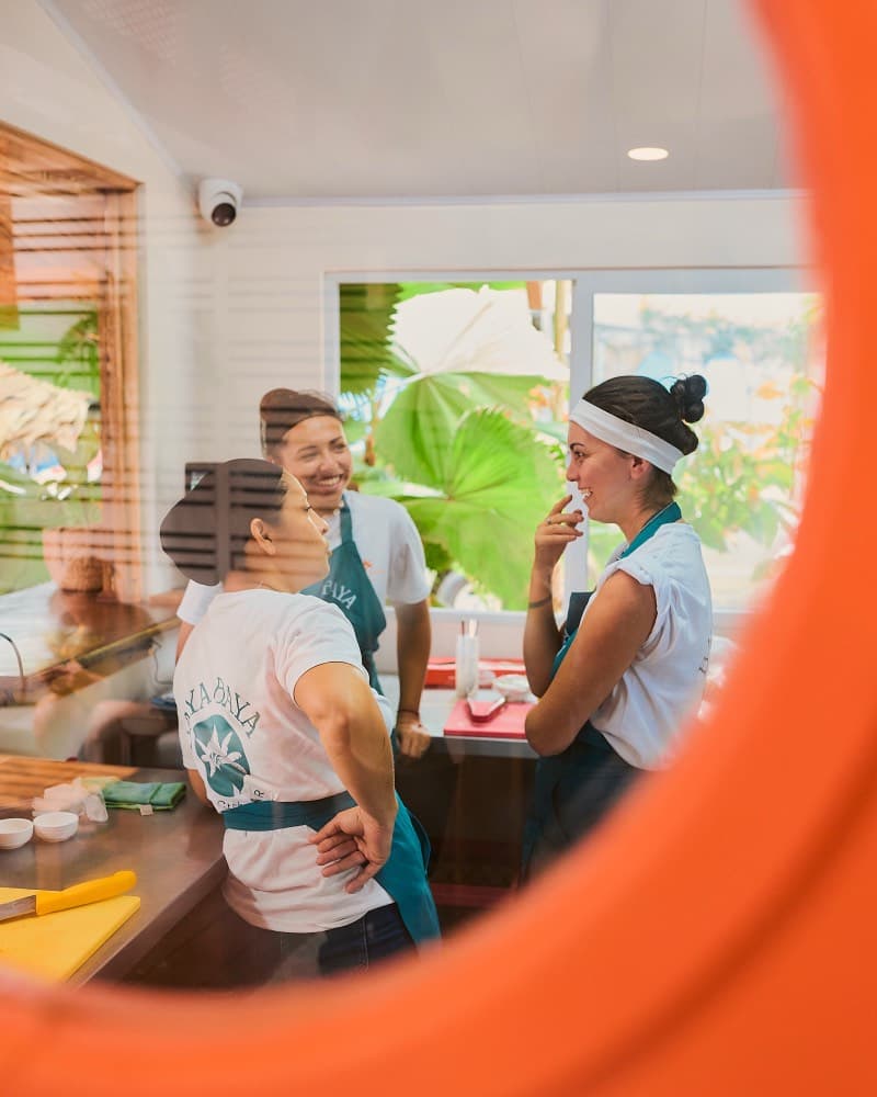 El equipo de Baya Baya con sus delantales en el café de Playa Cocles, Puerto Viejo