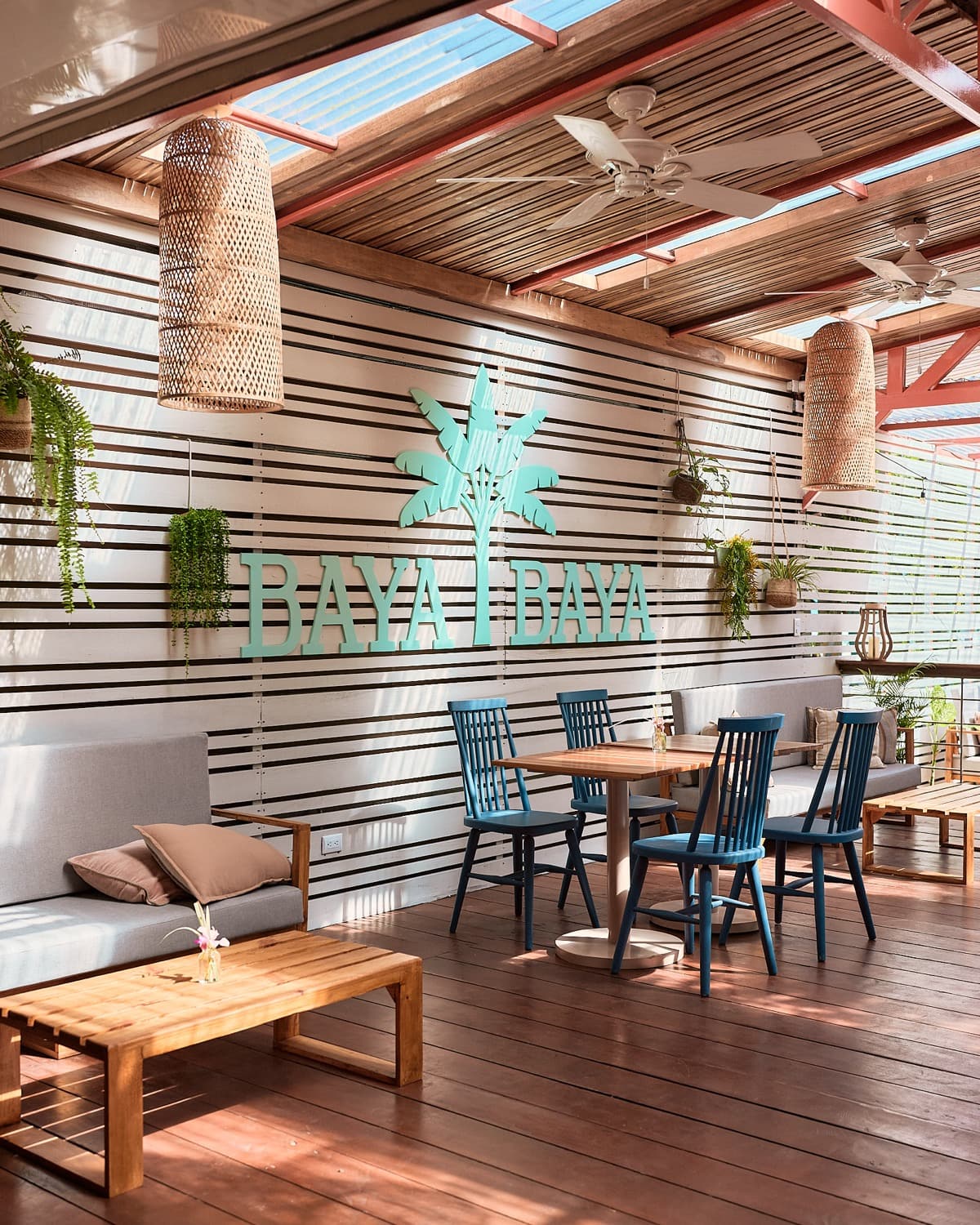 Baya Baya Café — terraza abierta con el cartel Baya Baya en Playa Cocles, Puerto Viejo